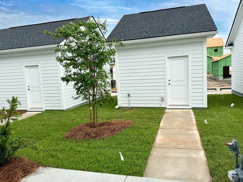 Building Photo - 762 Blueway Ave