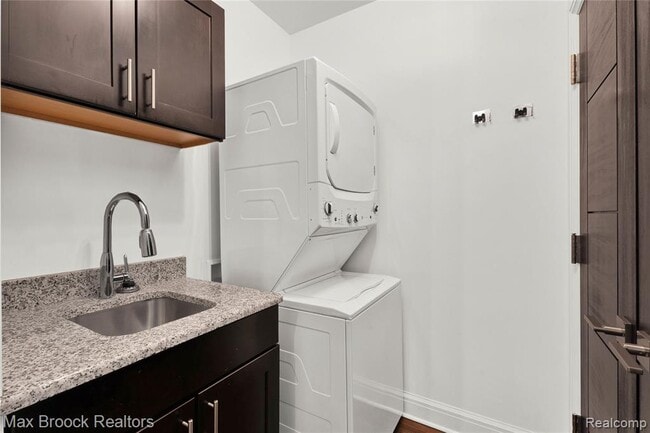 Building Photo - 431 S Eton St