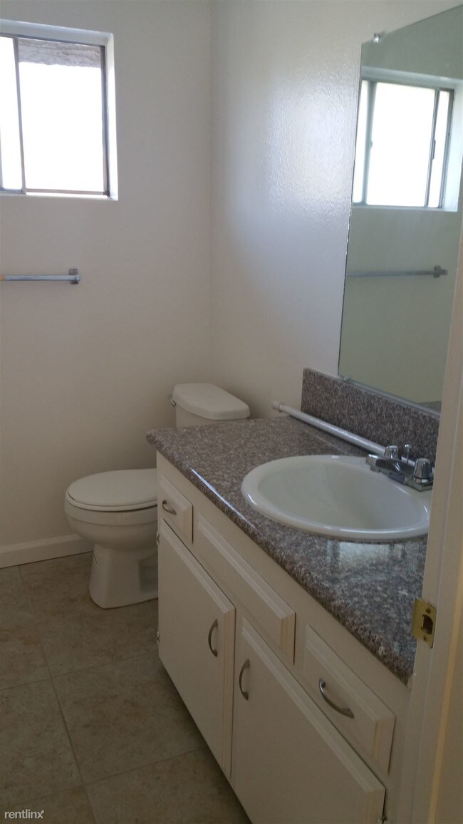 Building Photo - 2 br, 1.5 bath Townhome - 6412 Stockdale Hwy