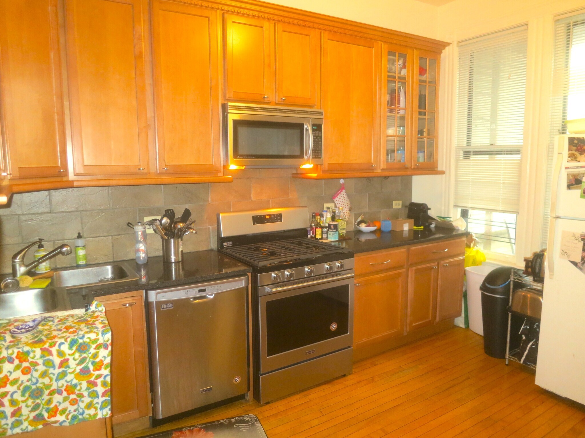 Building Photo - 833 W Newport Ave