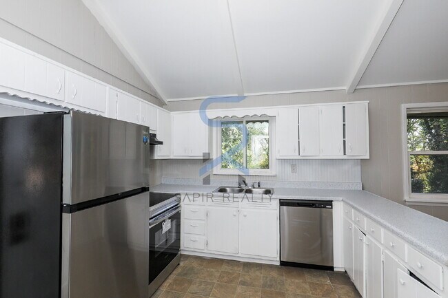 Building Photo - 5425 Skyview Dr SW