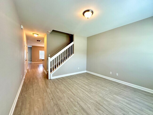 Building Photo - 3 Bed 2 Bath Townhome Located in Cokers Commons in Goose Creek!