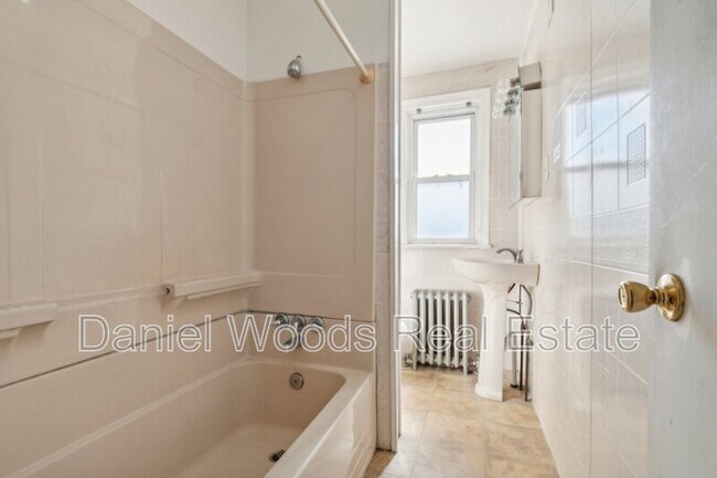 Building Photo - 2541 W 7th st