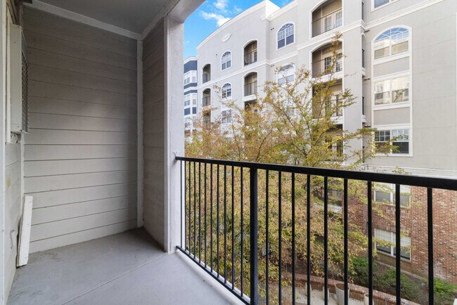 Building Photo - 590 James Maxwell Rd