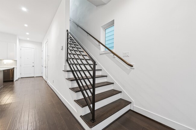 Building Photo - 5841 Dolores St