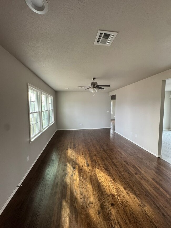 Building Photo - 2 Bedroom 1 Bath Home.