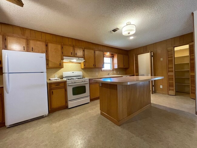 Building Photo - Cozy 3-Bed, 2-Bath Retreat in Serene Neigh...