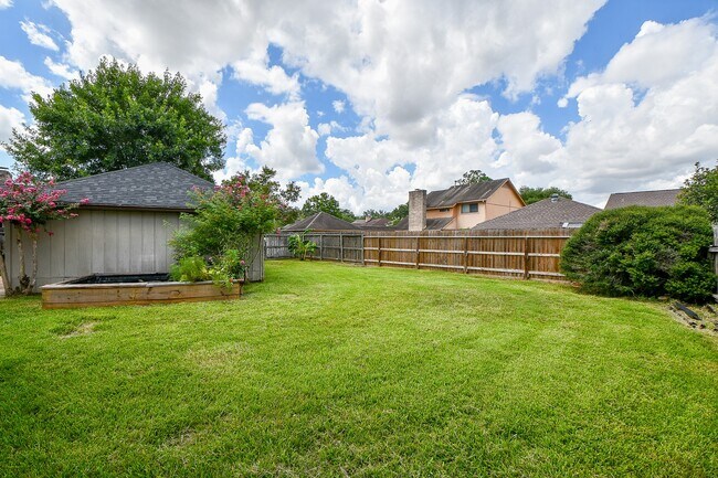 Building Photo - 2803 Green Fields Dr