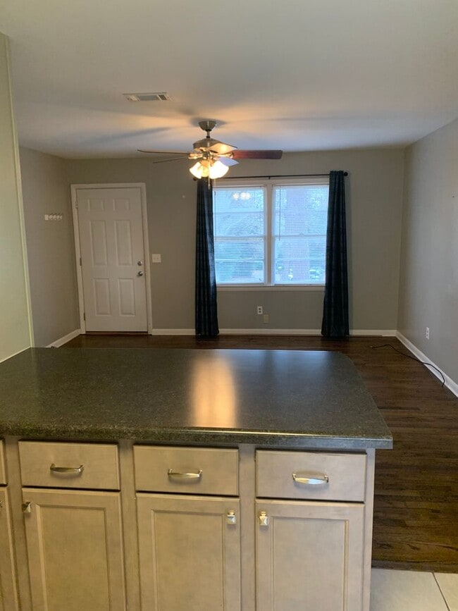 Building Photo - Cute 2/1 Duplex on Cone St