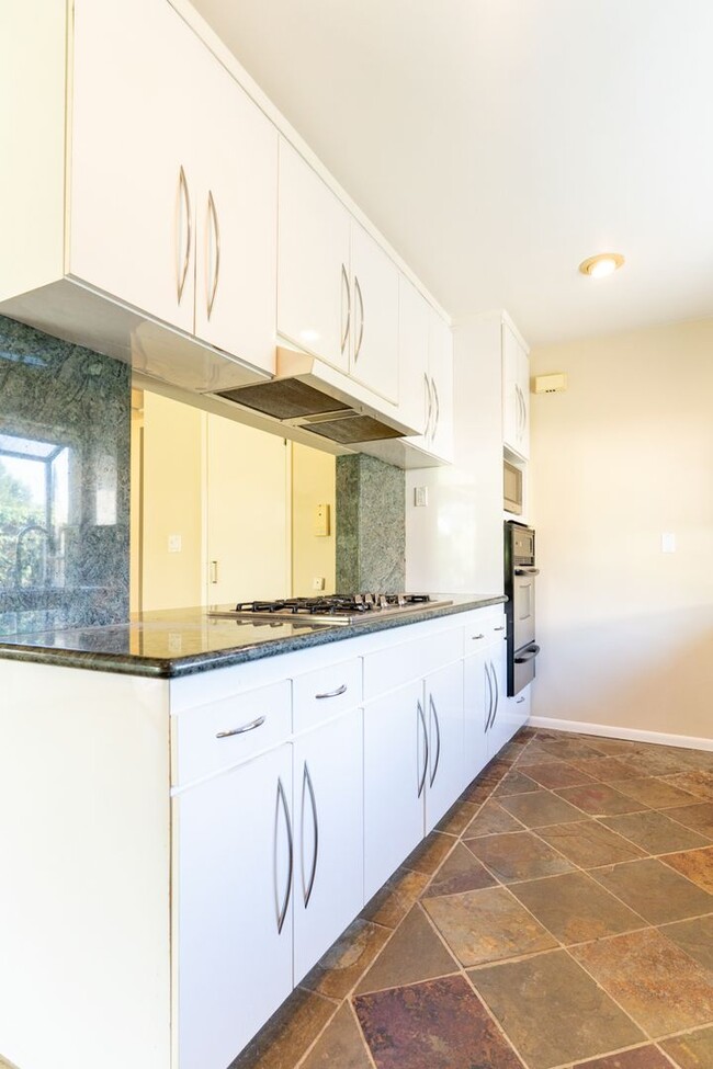 Building Photo - Beautiful 3b2b Home with Private Fenced Ya...