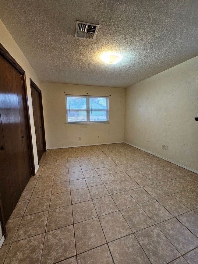 Building Photo - (3) Bed/(2) Bath Avail NOW! Pets Negotiable!