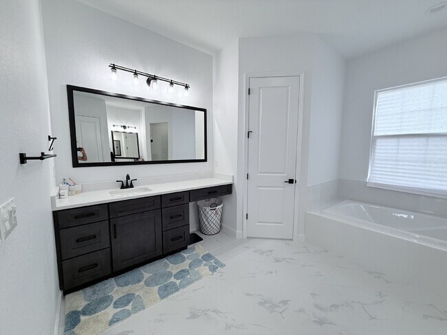 Building Photo - 5 Bedroom and 6 Bathroom, Lake view House