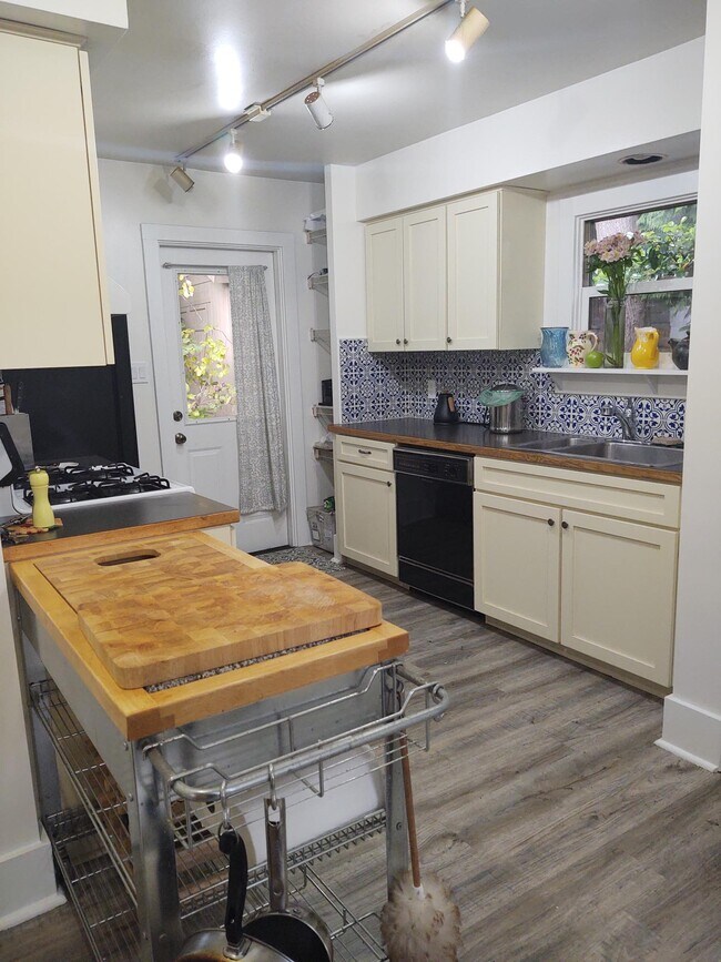 Building Photo - 9727 Lake Shore Blvd NE