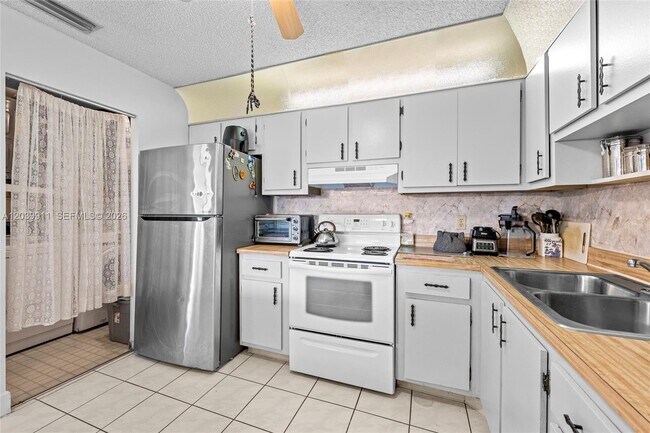 Building Photo - 5839 La Pinata Blvd