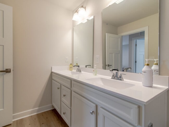 Building Photo - WINTER RENTAL - 3 BED 2.5 BATH SINGLE FAMI...