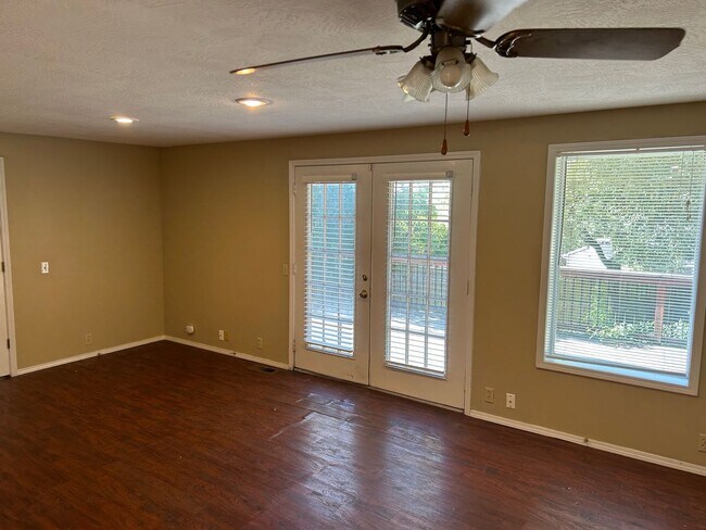 Building Photo - 3 Bedroom, 2 Bath House in Dundee- Great L...