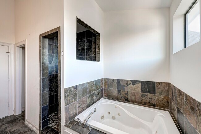 Building Photo - 1525 Birdsall St