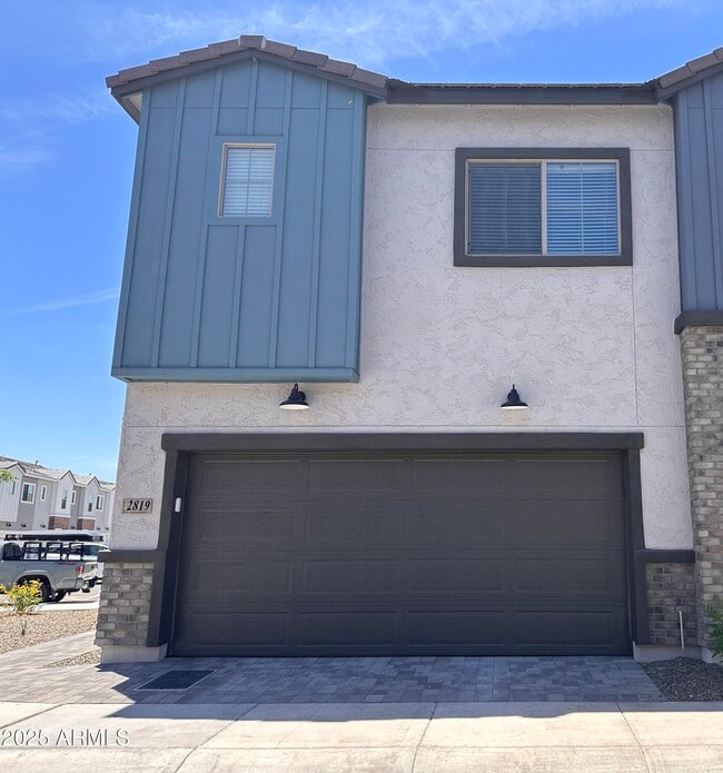 Building Photo - 2819 W Red Fox Rd