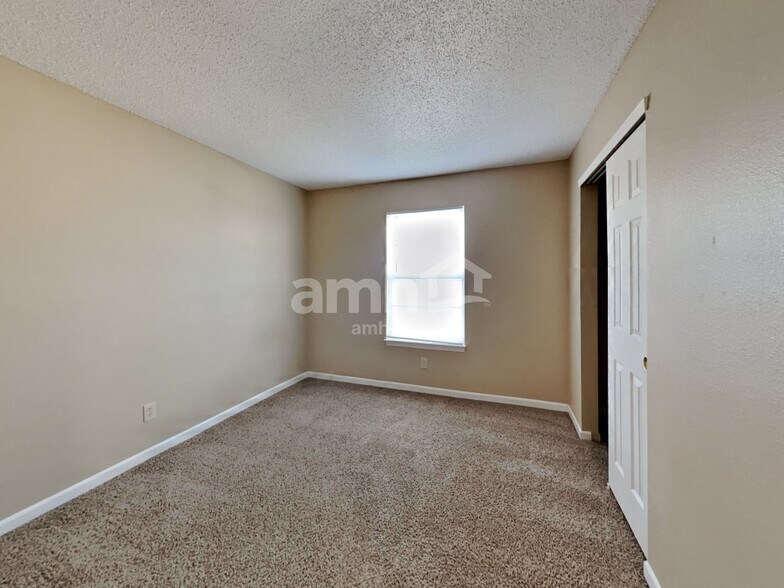 Building Photo - 2092 Fullwood Dr