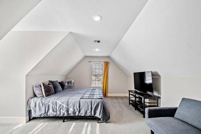 Building Photo - 11 Elmwood Cir