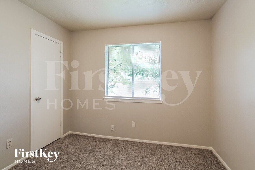 Building Photo - 4403 Pineville Ln