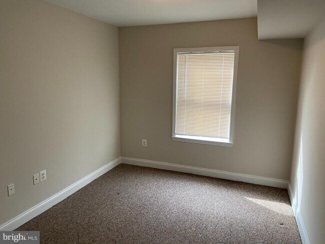 Building Photo - 5954 Henry Ave