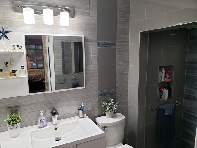 Building Photo - 1402 SW 25th Ave