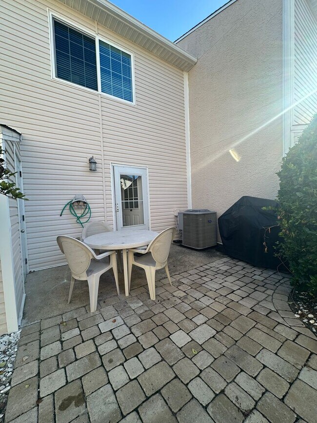 Building Photo - Furnished Townhome within walking distance...
