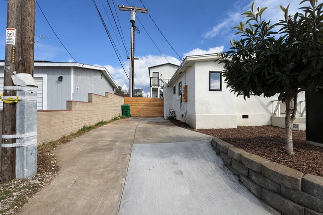 Building Photo - 1609-1611 Burton Street