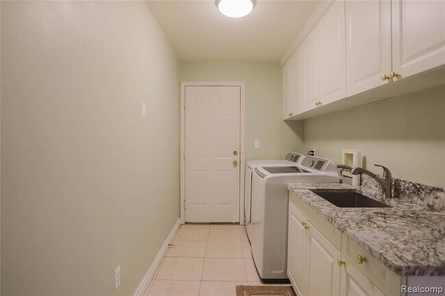 Building Photo - 52245 Silvanna Ln