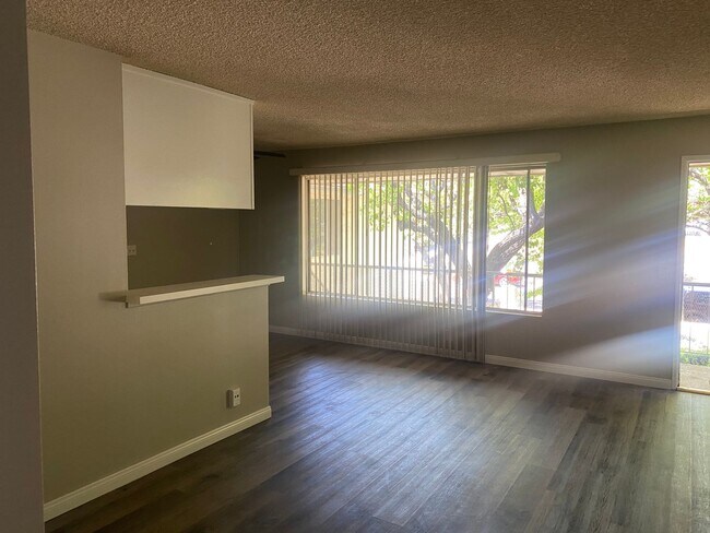 Building Photo - Spacious 1 Bedroom 1 Bath Upstairs Apartment