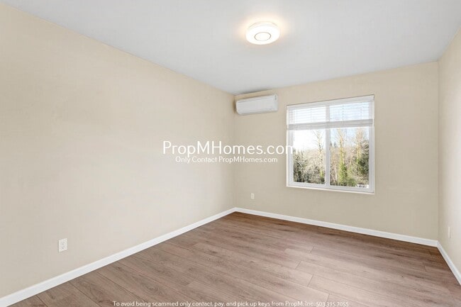 Building Photo - 9597 SE Crystal View Dr