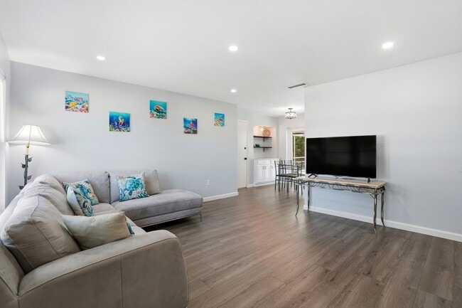 Building Photo - 4502 Parrot Ave