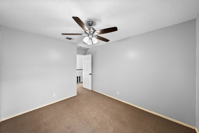 Building Photo - Spacious 4-Bedroom Rental in Autumn Ridge ...