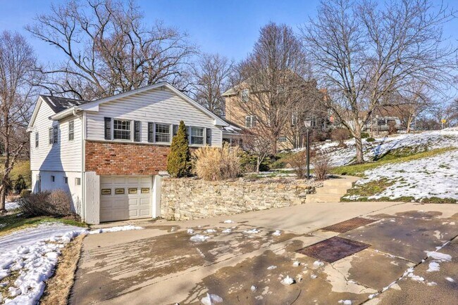 Building Photo - 1034 Clifton Hills Ave