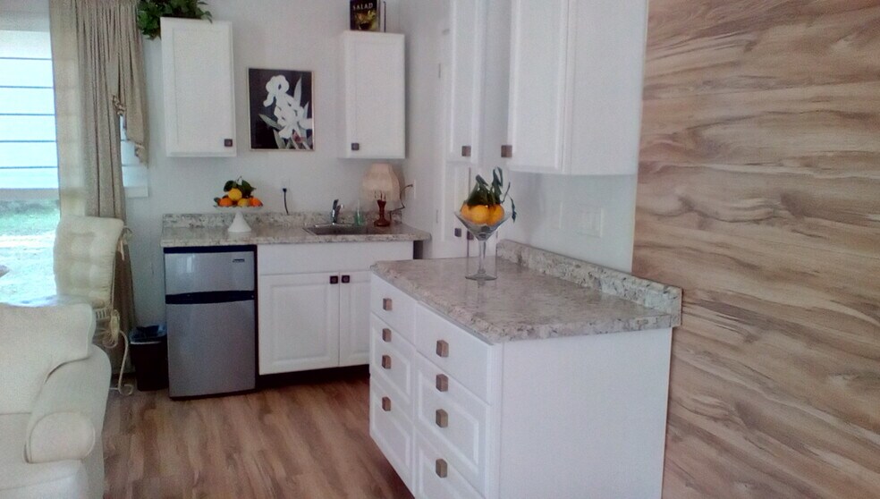 KITCHENETTE - 1771 Hickory Ln