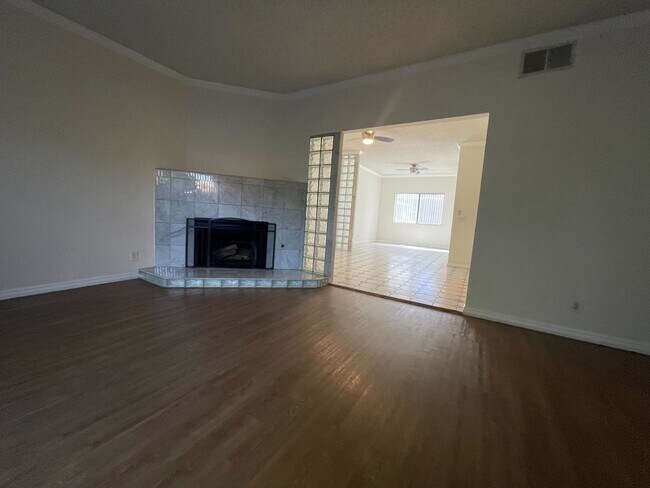 Building Photo - Beautiful 3-Bed/3-Bath Van Nuys Condo – Sp...