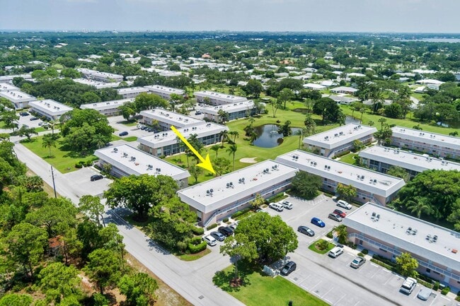 Building Photo - 18081 SE Country Club Dr