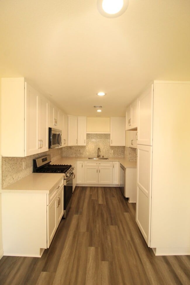 Building Photo - Remodeled 2+1 Upstairs Parkside Condo