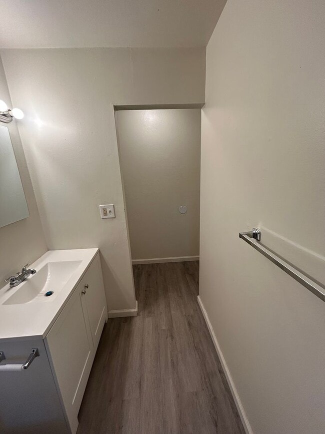 Building Photo - $500 OFF SPECIAL! Beautiful, PET-FRIENDLY upgraded duplex home with massive, private fenced backy...