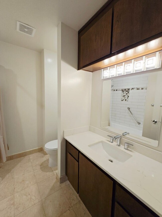 Building Photo - Top Floor Condo Unit