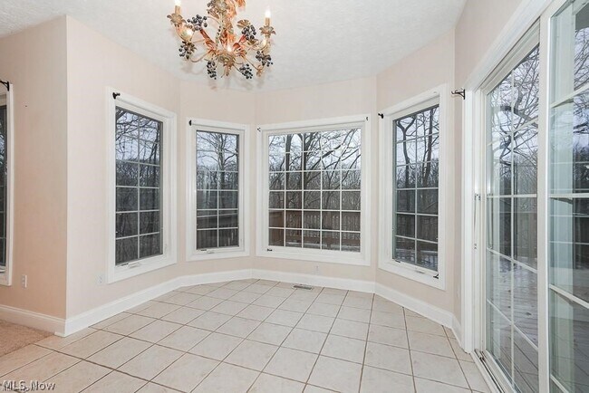 Building Photo - 3729 Edgehill Dr