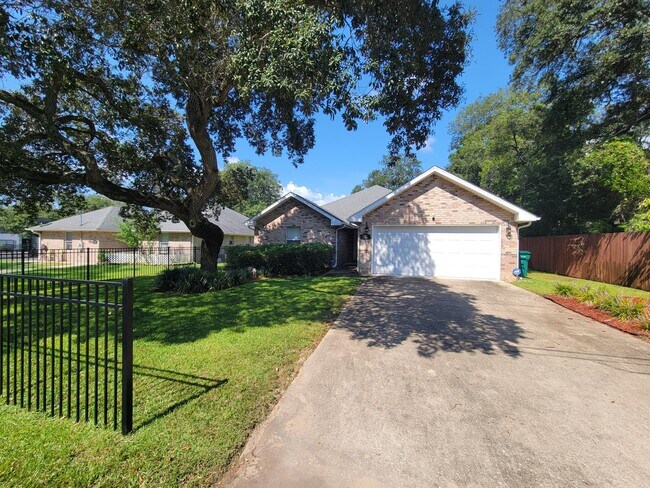 Building Photo - 712 Hazel Dr