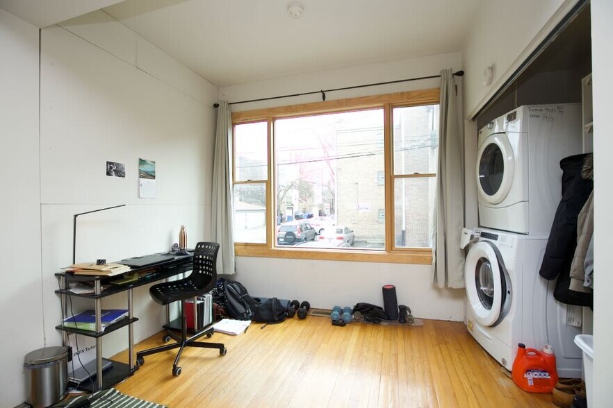 Building Photo - 6717 N Sheridan Rd