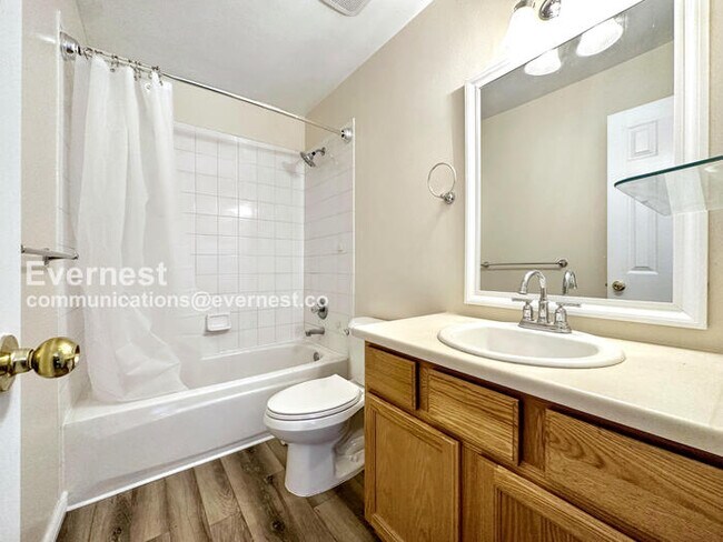 Building Photo - 3-Bedroom Town Home with Washer/Dryer / Av...