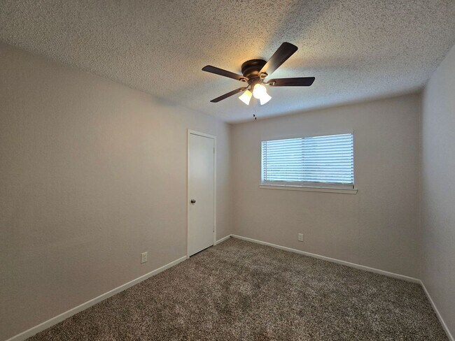 Building Photo - 3005 Tallwood Dr