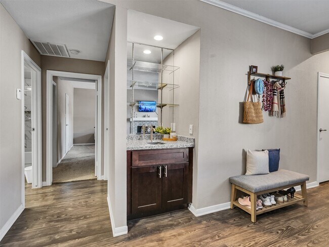 Building Photo - 702 Bering Dr