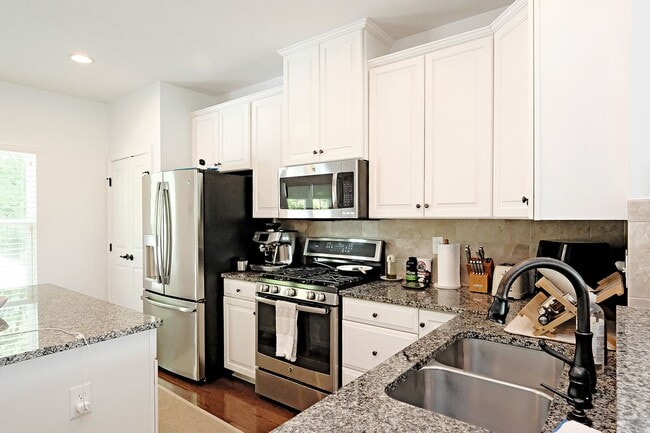 Building Photo - Pet-Friendly Dunlora Forest Townhome With Fenced Yard