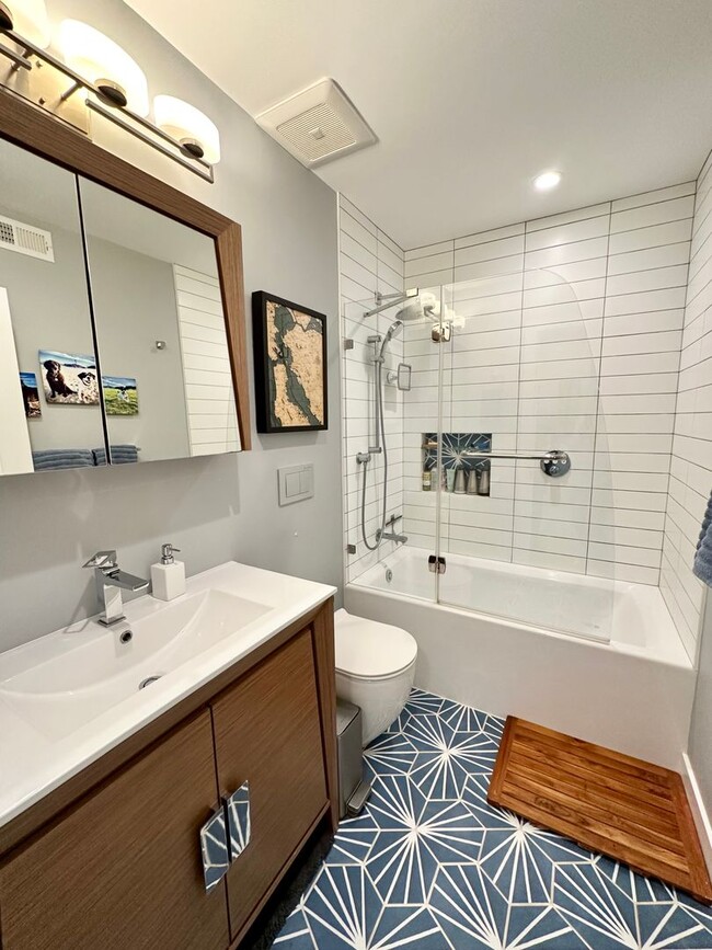 Building Photo - Modern & Bright 3BR/2BA Single-Family Home...