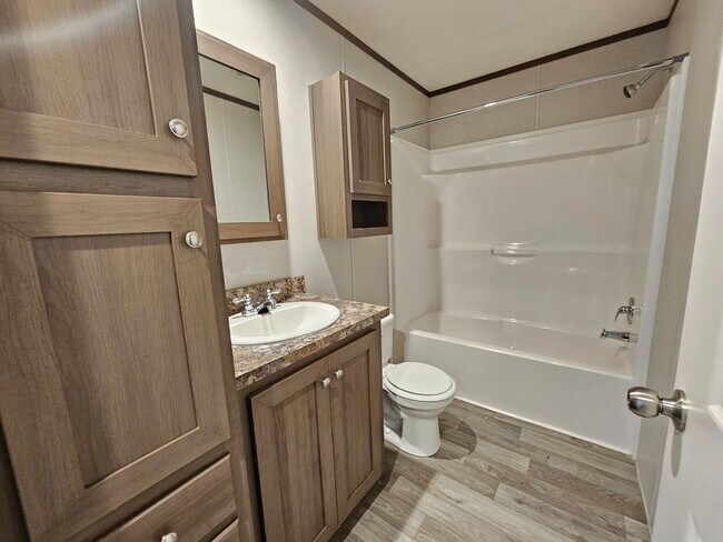 Building Photo - 122 Elm